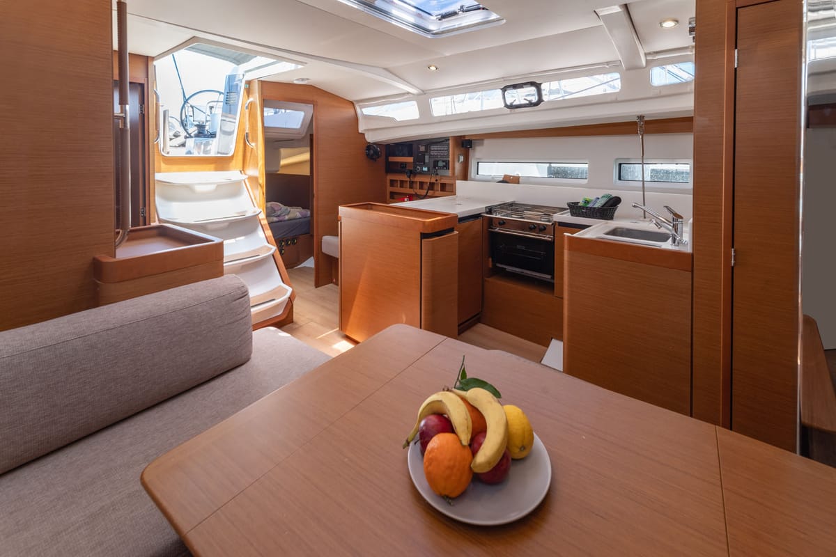 Salon of Free Elli, a Jeanneau Sun Odyssey 440 sailboat at Felanitx, Spain