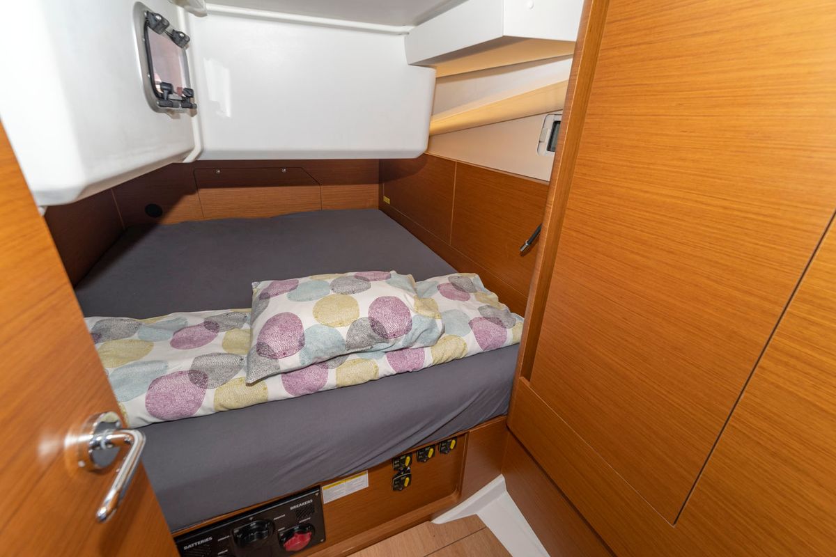 Cabin on Free Elli, a Jeanneau Sun Odyssey 440 sailboat at Felanitx, Spain