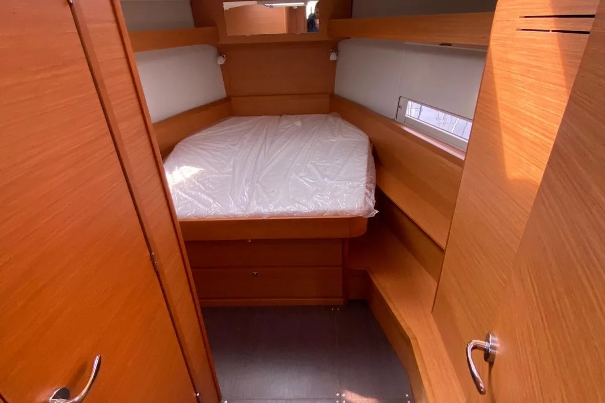 Cabin on Malimè, a Dufour 430 sailboat at Procida, Italy