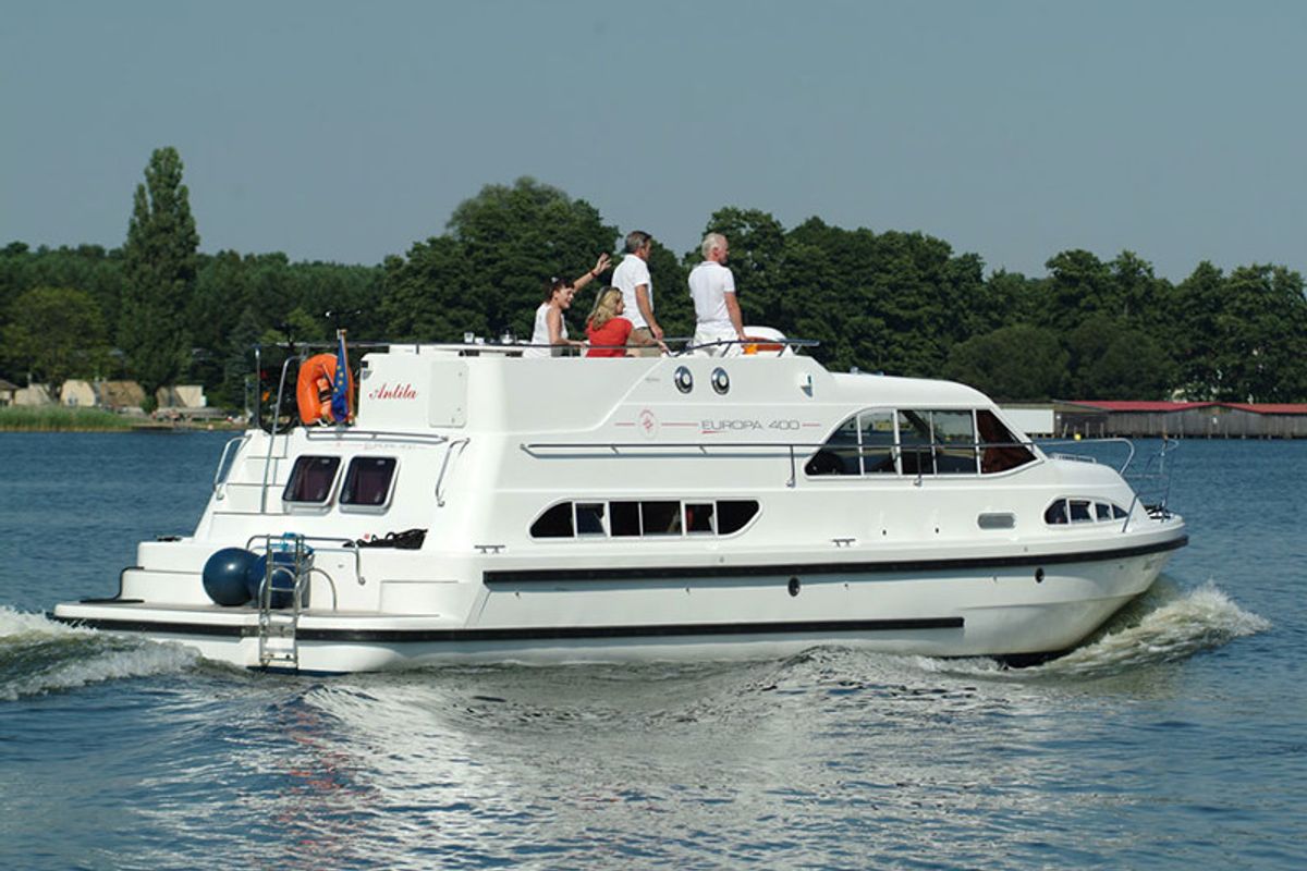 Deck of E400-42, a Pénichette Europa E.400 motorboat at Argens-Minervois, France