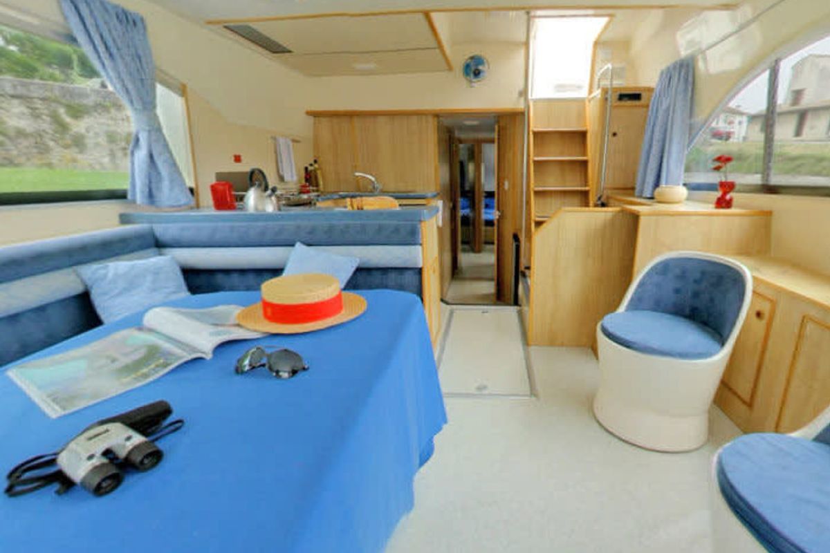 Salon of Salsa A - Comfort 3, a Cygnet Salsa A motorboat at Homps, France