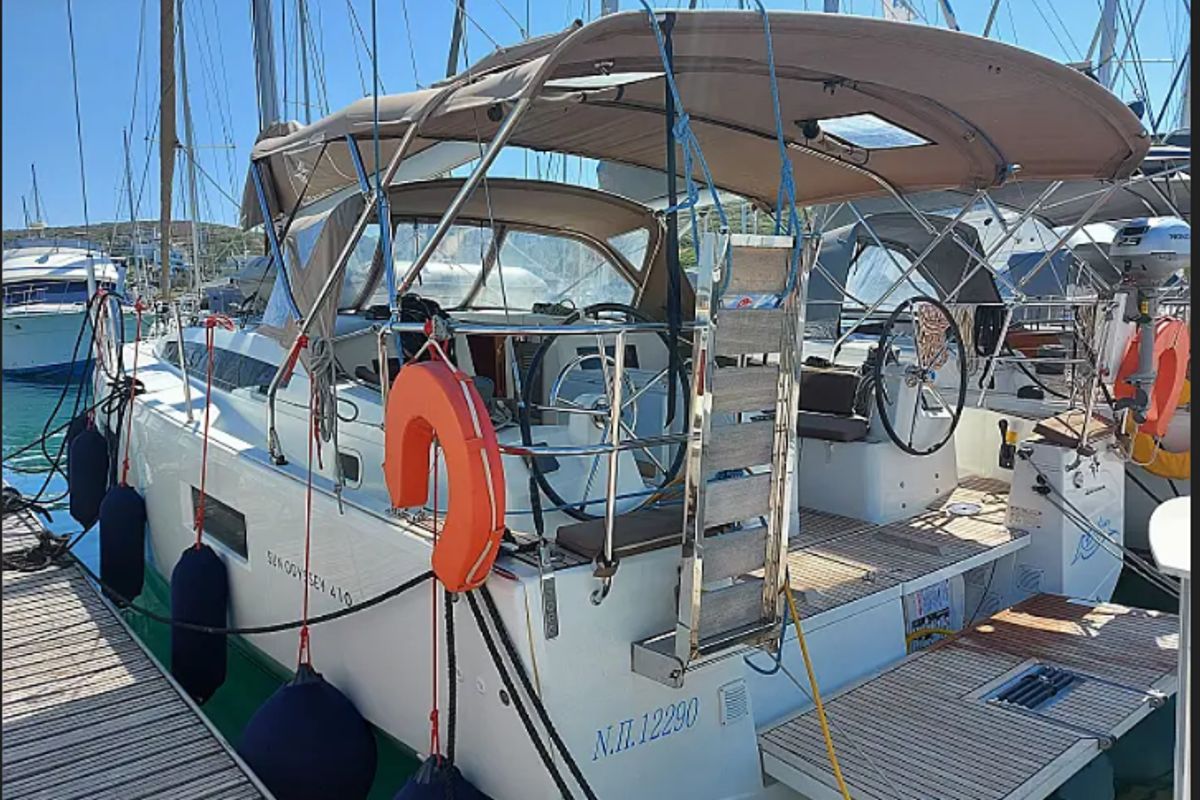 Exterior view of Evelina, a Jeanneau Sun Odyssey 410 sailboat at Lavrion - Olympic Marine