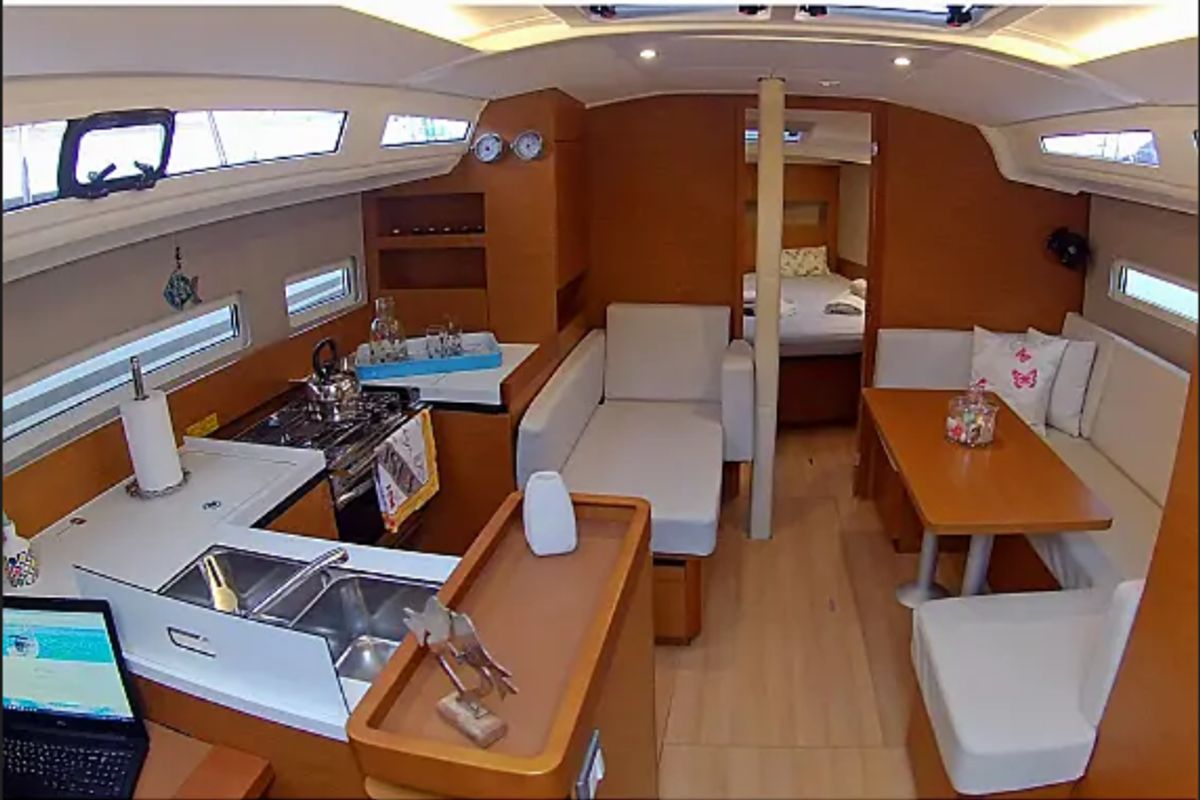 Salon of Evelina, a Jeanneau Sun Odyssey 410 sailboat at Lavrion - Olympic Marine