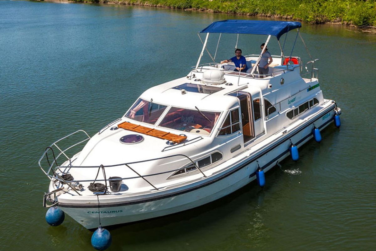 Exterior view of E400-37, a Pénichette Europa E.400 motorboat at Scey-sur-Saône-et-Saint-Albin, France
