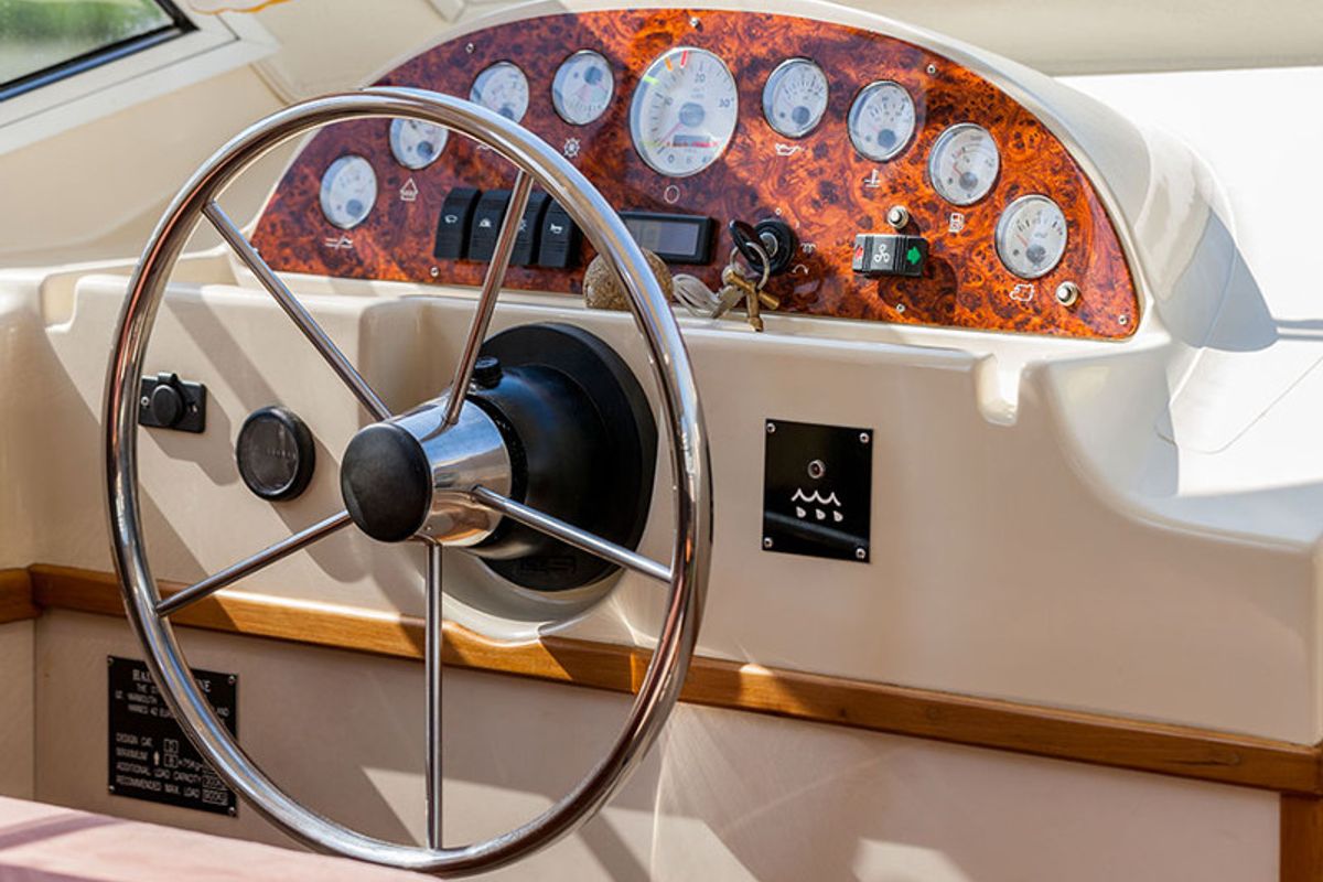 Cockpit of E400-37, a Pénichette Europa E.400 motorboat at Scey-sur-Saône-et-Saint-Albin, France