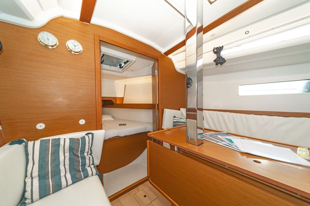 Cabin on AGIOS NIKOLAOS, a Jeanneau Sun Odyssey 349 sailboat at Volos Municipality, Greece