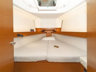 Cabin on AGIOS NIKOLAOS, a Jeanneau Sun Odyssey 349 sailboat at Volos Municipality, Greece