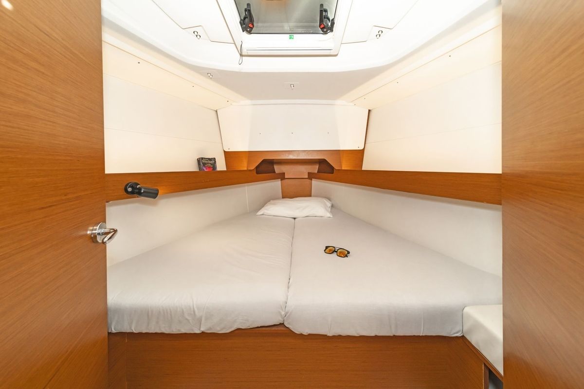 Cabin on AGIOS NIKOLAOS, a Jeanneau Sun Odyssey 349 sailboat at Volos Municipality, Greece