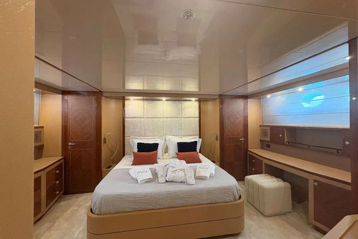 MAMMA'S, a Sanlorenzo San Lorenzo SL 82 yacht at Athens, Greece