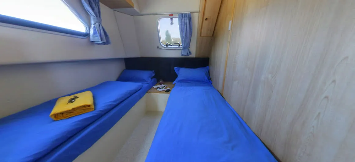 Cabin on Calypso - Comfort 26, a Cygnet Calypso motorboat at Saint-Usage, France