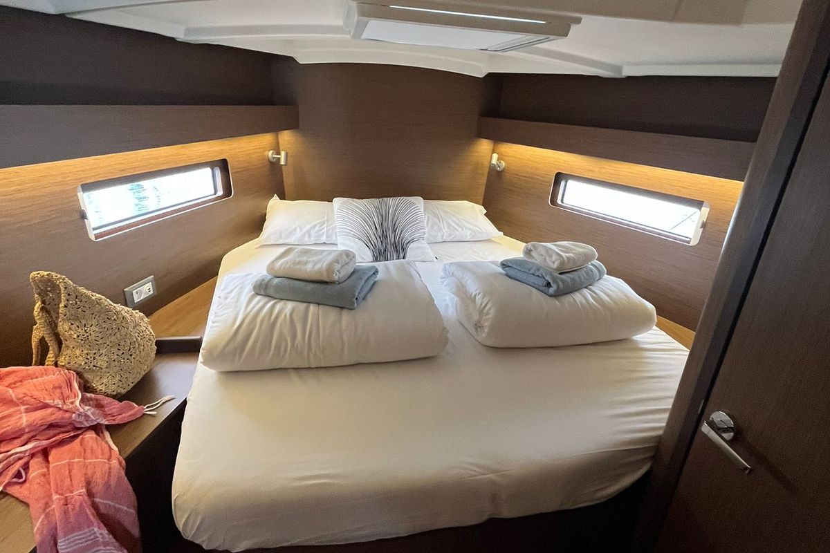 Cabin on Kobe, a Beneteau Oceanis 40.1 sailboat at Općina Medulin, Croatia