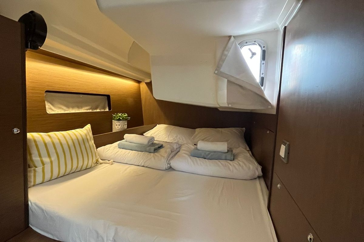 Cabin on Kobe, a Beneteau Oceanis 40.1 sailboat at Općina Medulin, Croatia