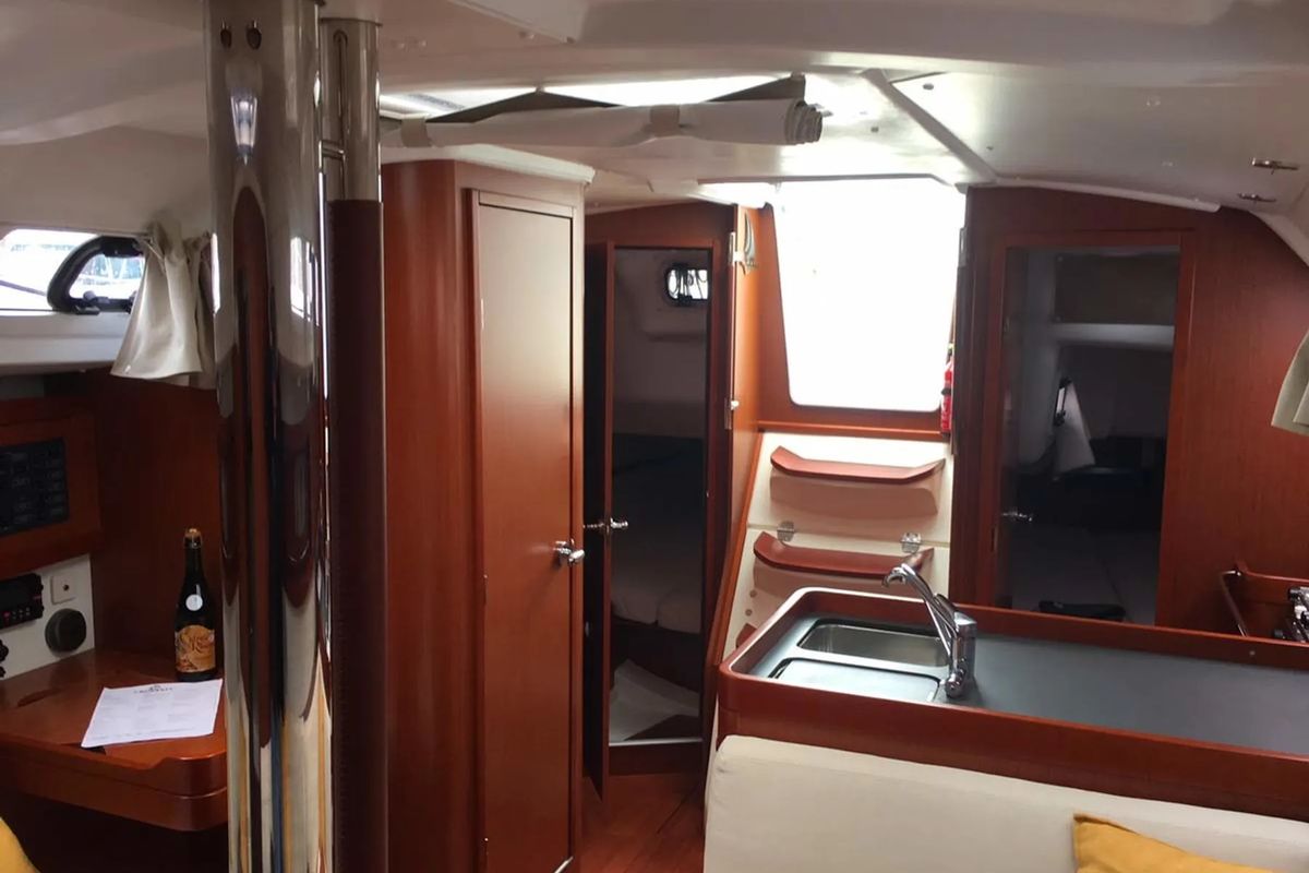 Salon of Chifoumi, a Dufour 375 Grand Large sailboat at Port Navalo, France