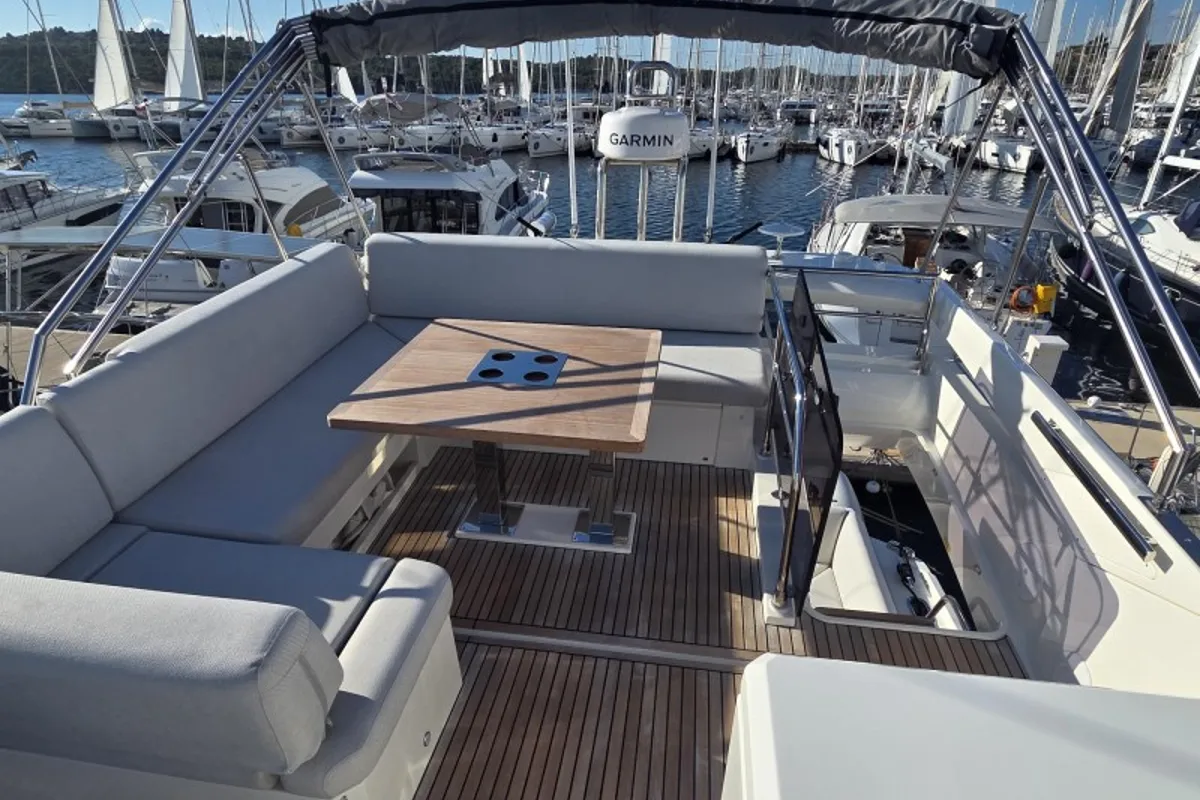 Deck of Sabijac, a Jeanneau Prestige 520 Flybridge yacht at Grad Šibenik, Croatia