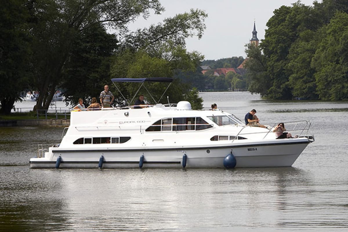 Exterior view of E600-16, a Pénichette Europa E.600 motorboat at Argens-Minervois, France