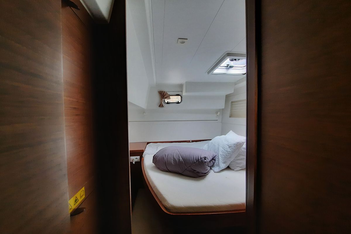 Cabin on Senza Meta, a Lagoon 40 catamaran at Tonnarella, Italy