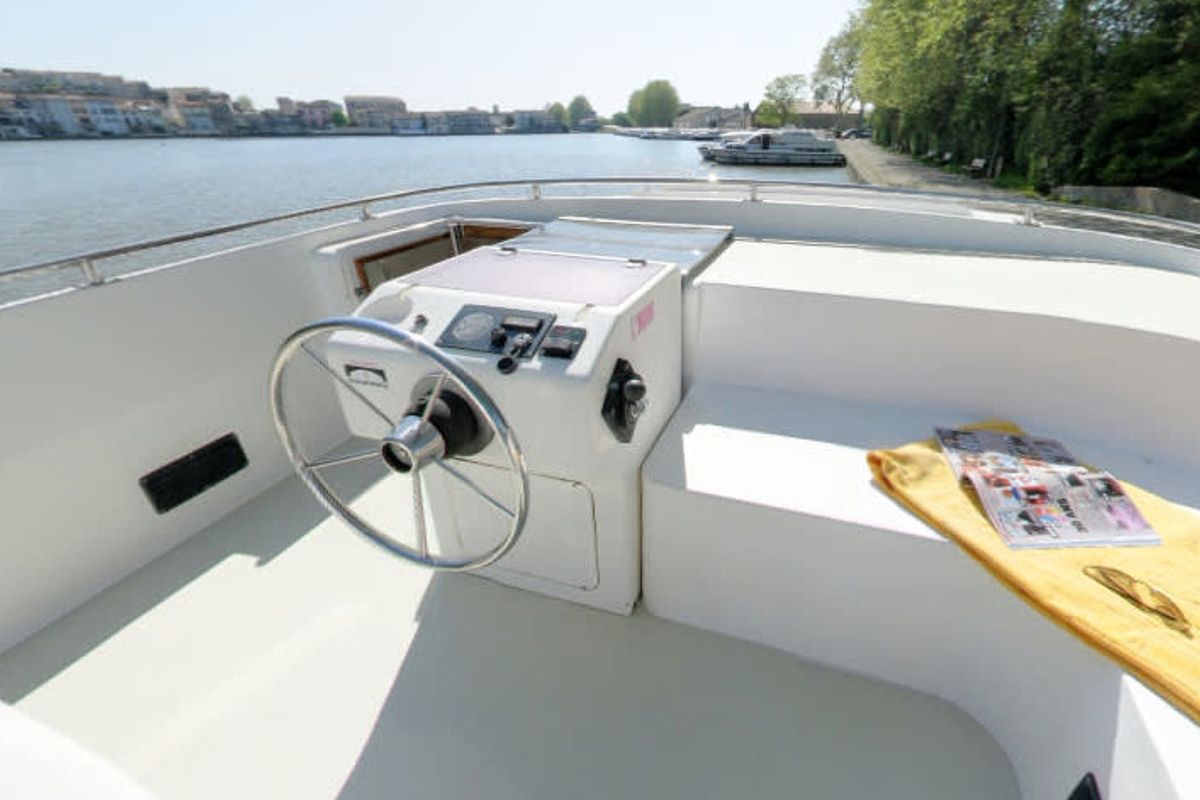 Cockpit of Royal Classique - Comfort 16, a Cygnet Royal Classique motorboat at Portiragnes, France