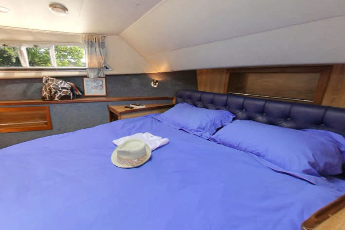 Cabin on Royal Classique - Comfort 16, a Cygnet Royal Classique motorboat at Portiragnes, France