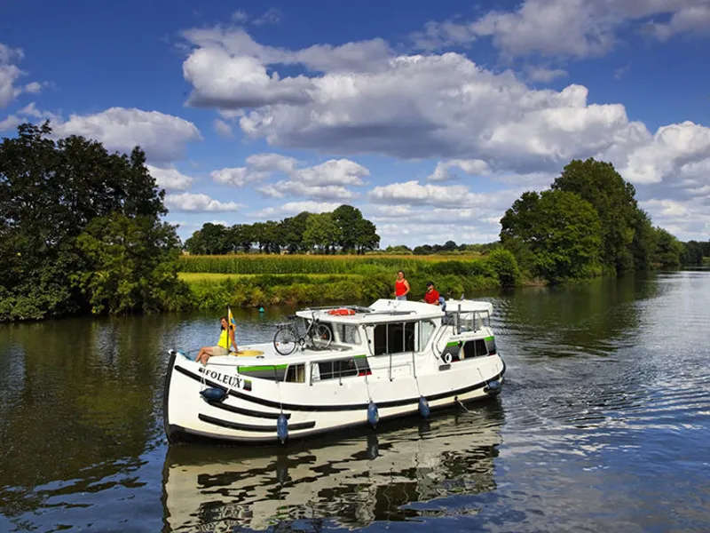 Exterior view of 1020-14, a Pénichette 1020 motorboat at Saint-Martin-sur-Oust, France