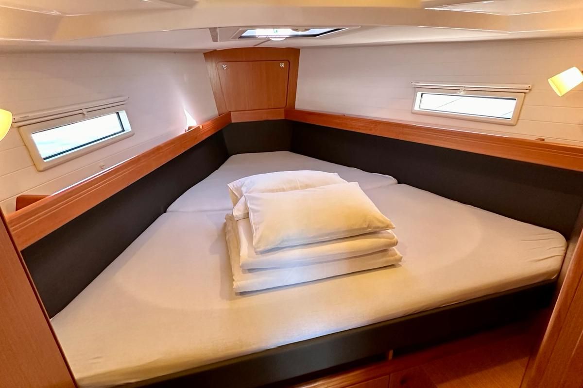 Cabin on Pearl, a Bavaria Cruiser 41 sailboat at Općina Sukošan, Croatia
