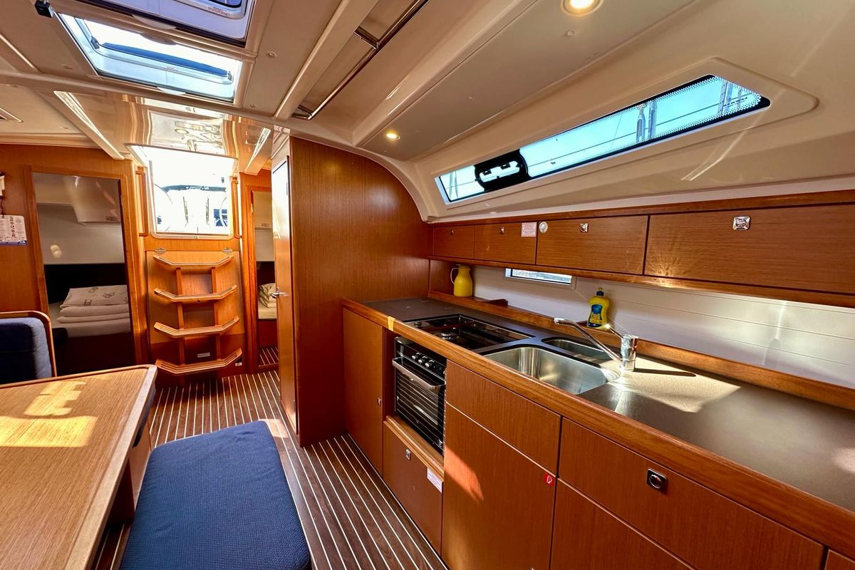 Salon of Pearl, a Bavaria Cruiser 41 sailboat at Općina Sukošan, Croatia