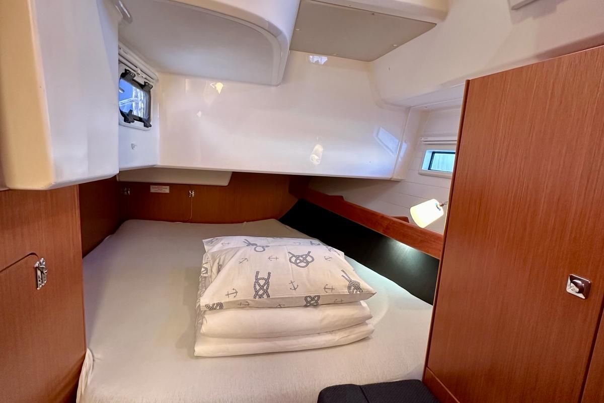 Cabin on Pearl, a Bavaria Cruiser 41 sailboat at Općina Sukošan, Croatia