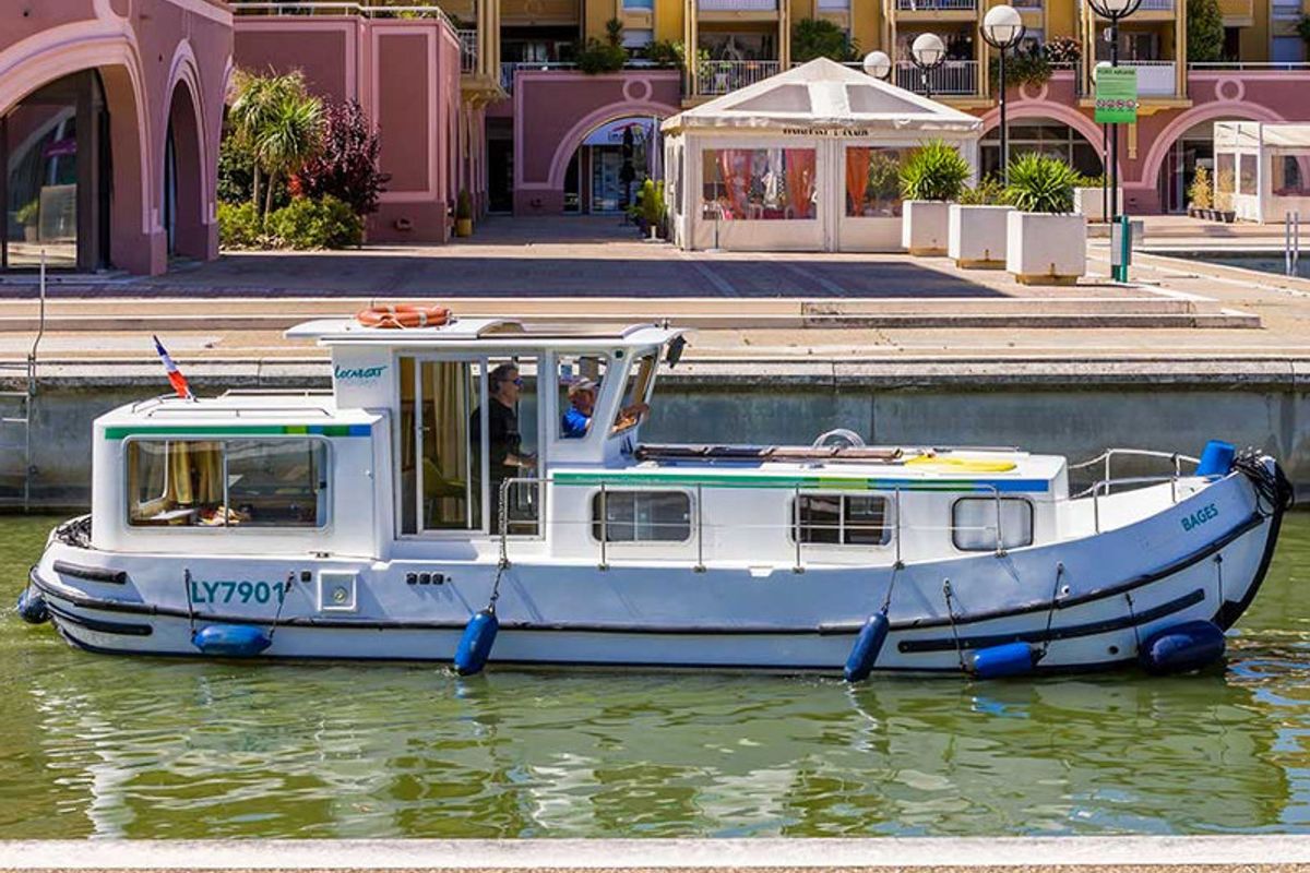 Exterior view of 935W-94, a Pénichette 935 motorboat at Dompierre-sur-Besbre, France
