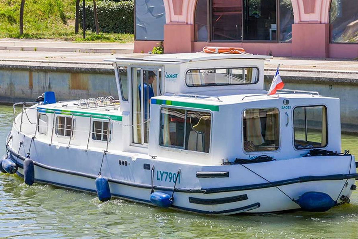 Salon of 935W-94, a Pénichette 935 motorboat at Dompierre-sur-Besbre, France