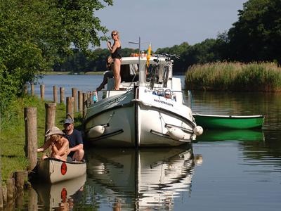 Cockpit of 935W-94, a Pénichette 935 motorboat at Dompierre-sur-Besbre, France