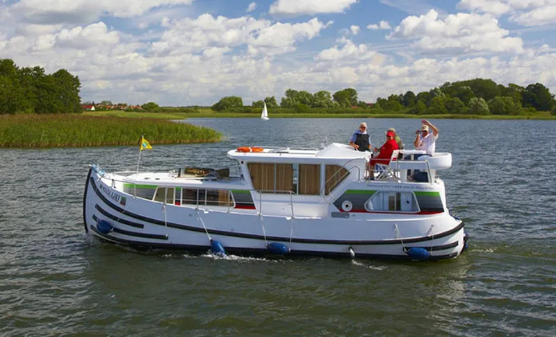 Exterior view of 1020-35, a Pénichette 1020 motorboat at Cahors, France