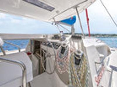 Deck of Sunsail 404 Classic, a Leopard 40 catamaran at Tonnarella, Italy