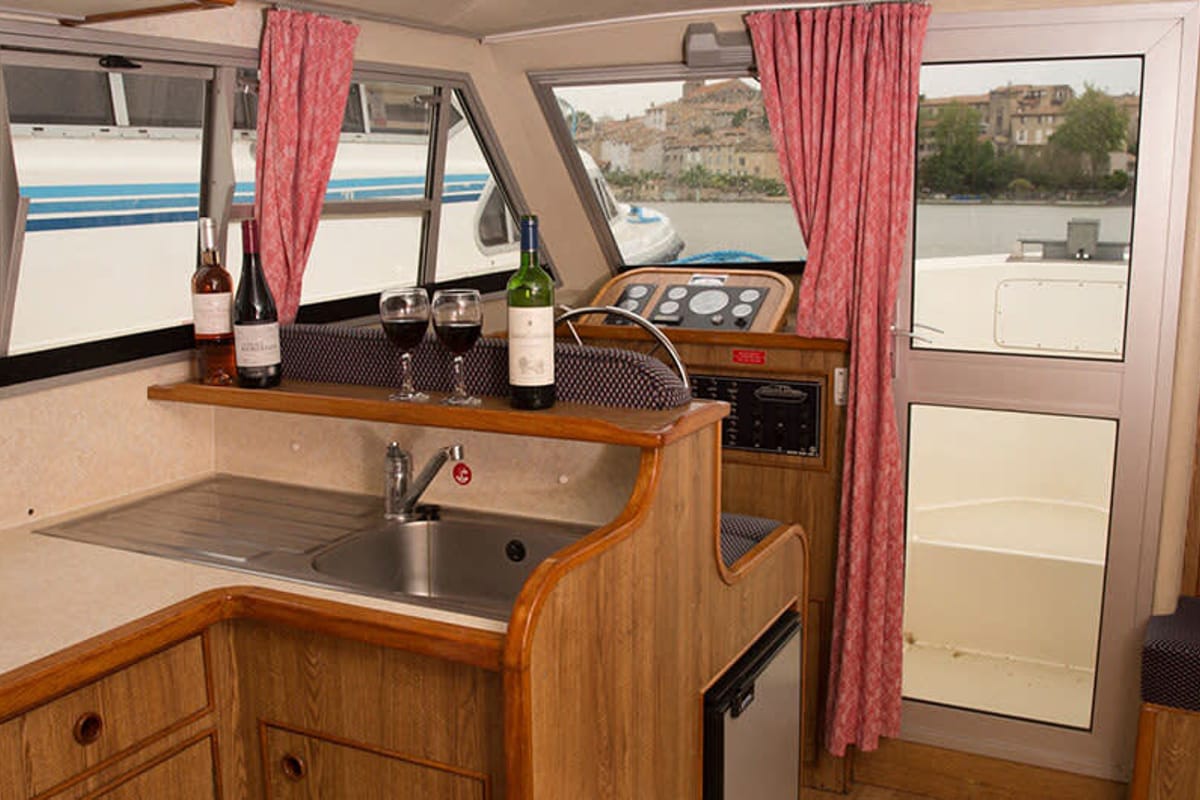 Exterior view of Cirrus B - Budget 16, a Gulet Cirrus B motorboat at Branges, France