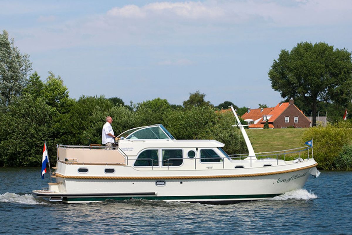 Exterior view of 349GS-6, a Linssen Grand Sturdy 34.9 motorboat at Lutzelbourg, France