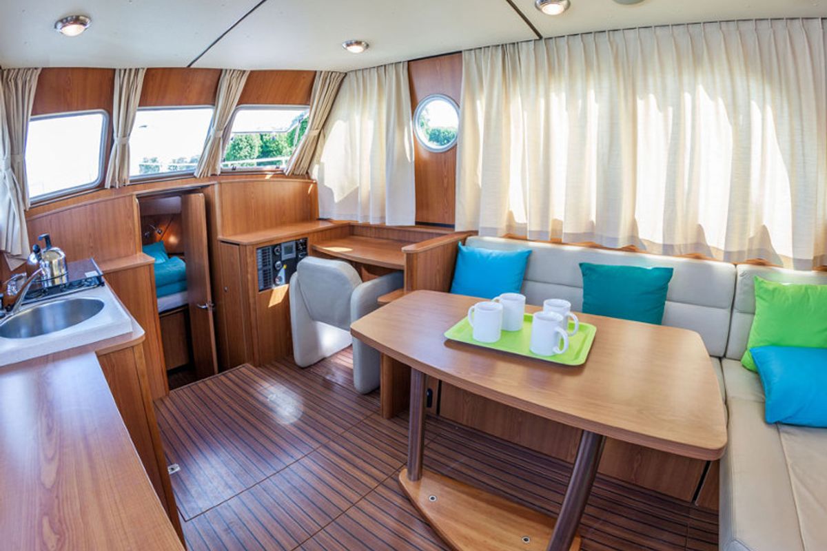 Salon of 349GS-6, a Linssen Grand Sturdy 34.9 motorboat at Lutzelbourg, France