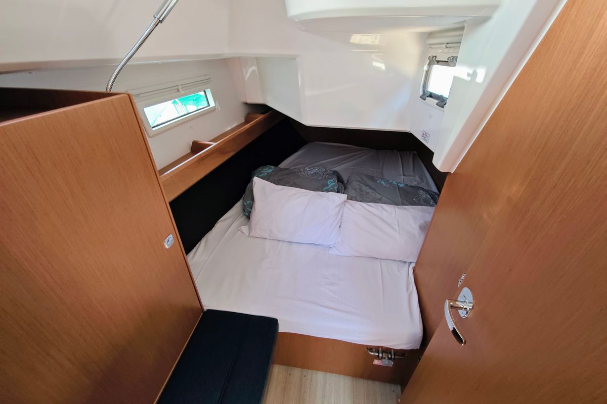 Cabin on Mai Tai, a Bavaria Cruiser 37 sailboat at Općina Sukošan, Croatia
