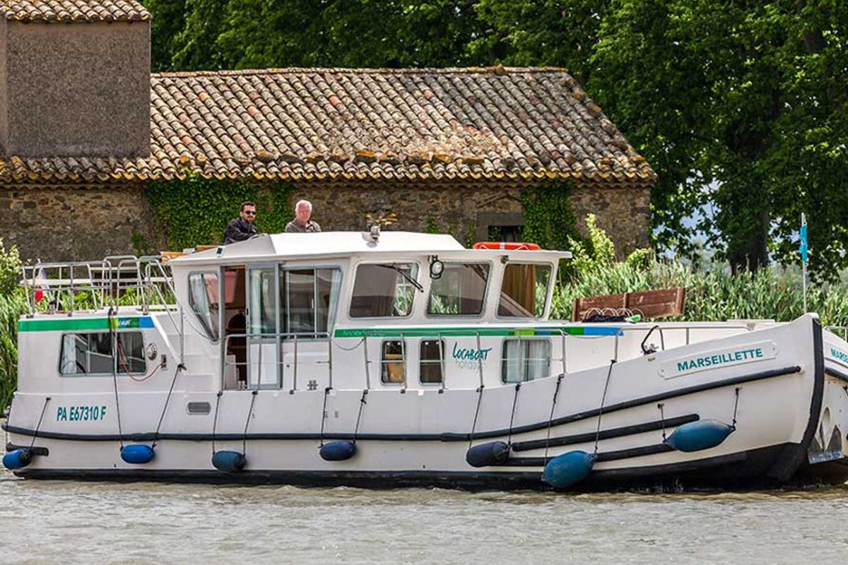 Exterior view of 1400-6, a Pénichette 1400 motorboat at Dompierre-sur-Besbre, France