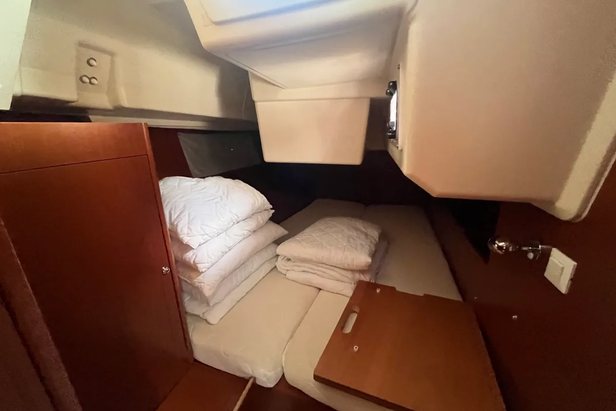 Cabin on BUGA, a Beneteau Oceanis 41.1 sailboat at Općina Sukošan, Croatia