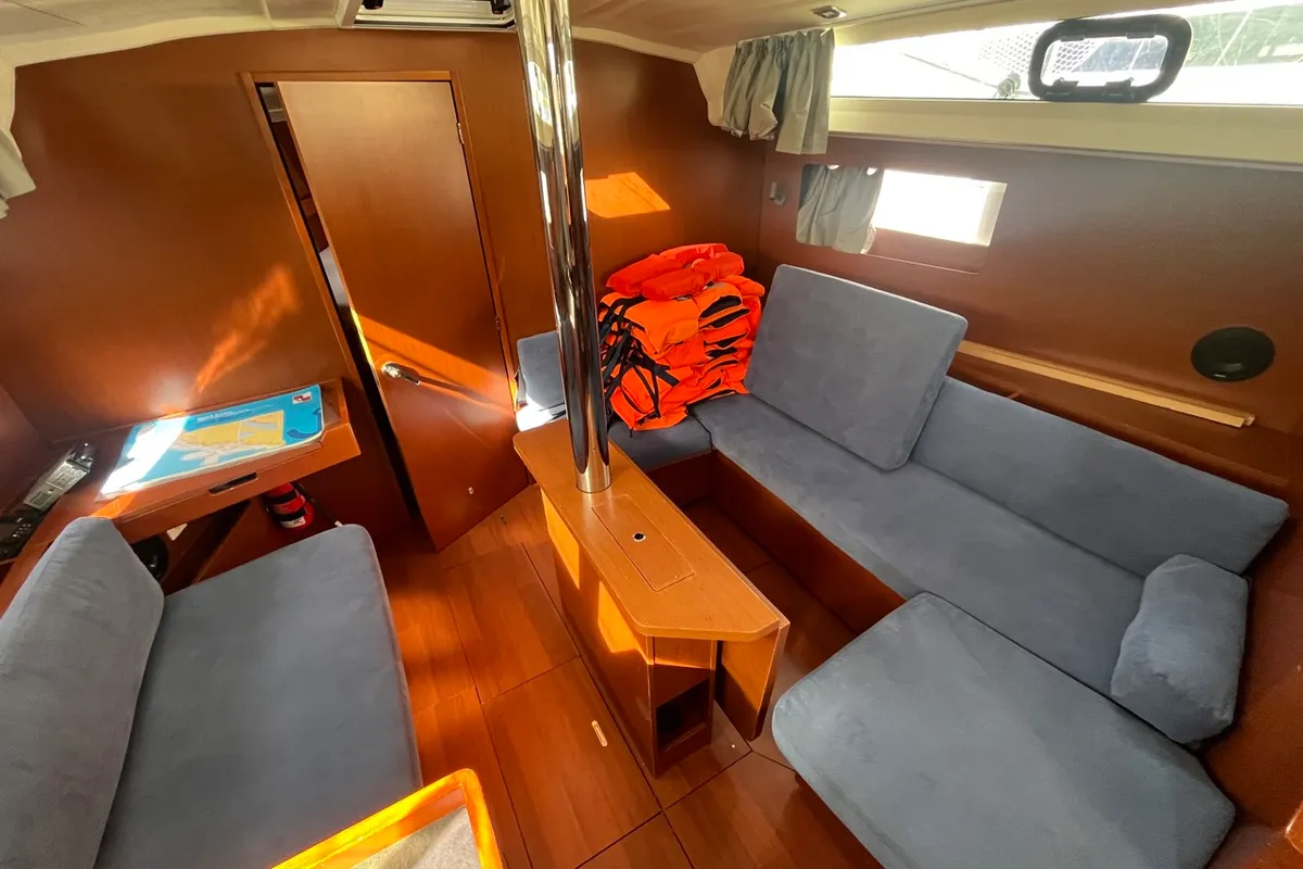 Salon of BUGA, a Beneteau Oceanis 41.1 sailboat at Općina Sukošan, Croatia