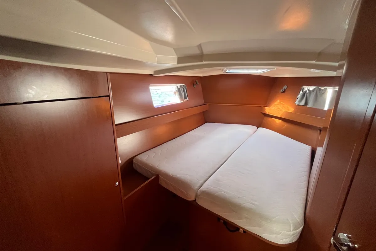 Cabin on BUGA, a Beneteau Oceanis 41.1 sailboat at Općina Sukošan, Croatia