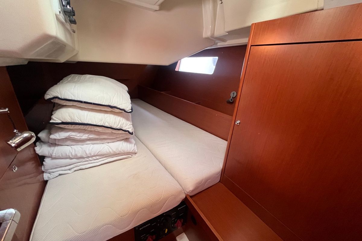 Cabin on BUGA, a Beneteau Oceanis 41.1 sailboat at Općina Sukošan, Croatia