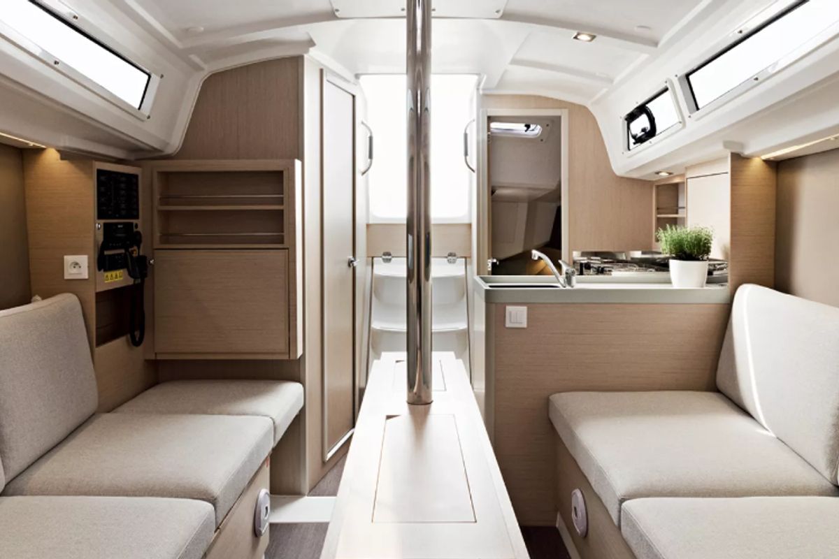 Salon of Miniscule, a Beneteau Oceanis 30.1 sailboat at Toulon, France