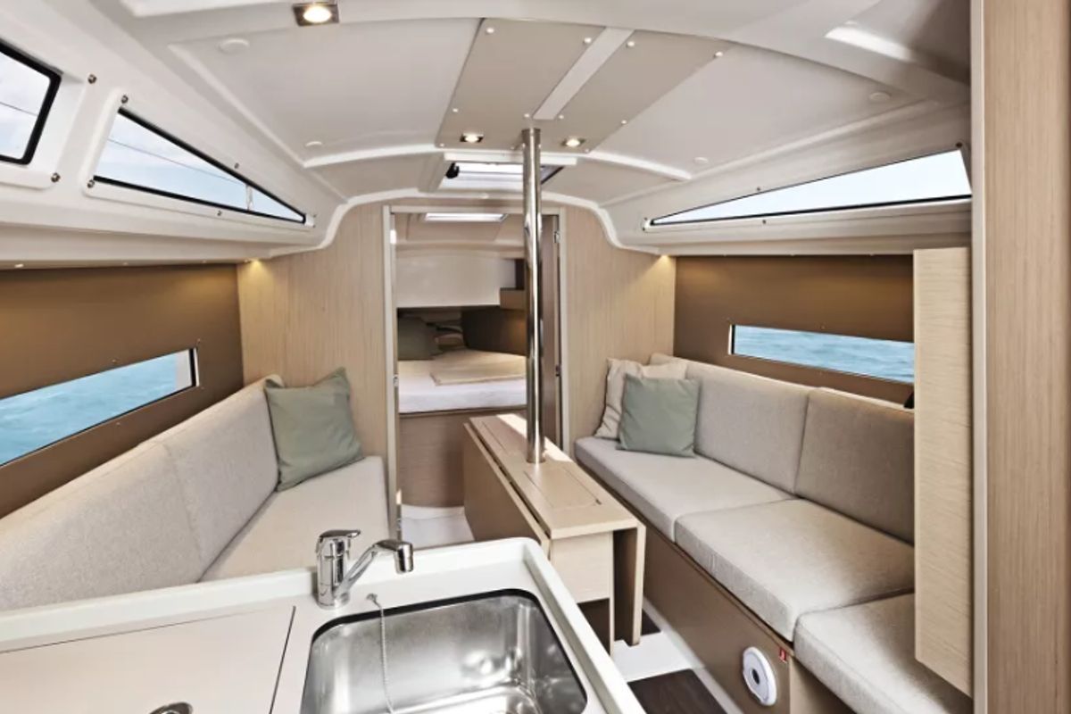 Salon of Miniscule, a Beneteau Oceanis 30.1 sailboat at Toulon, France