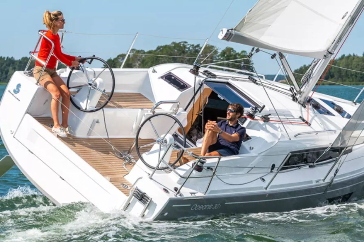 Exterior view of Miniscule, a Beneteau Oceanis 30.1 sailboat at Toulon, France