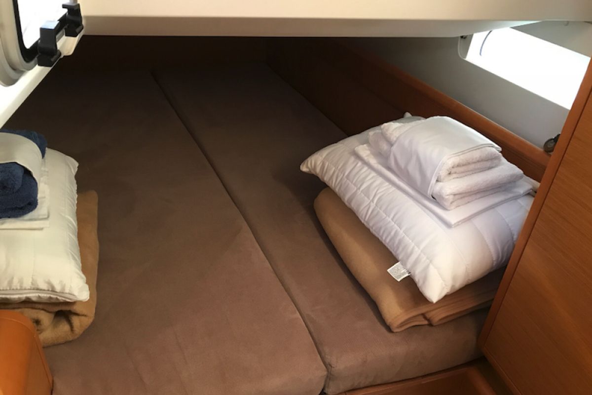 Cabin on Korinne, a Jeanneau Sun Odyssey 409 sailboat at Kontokali, Greece