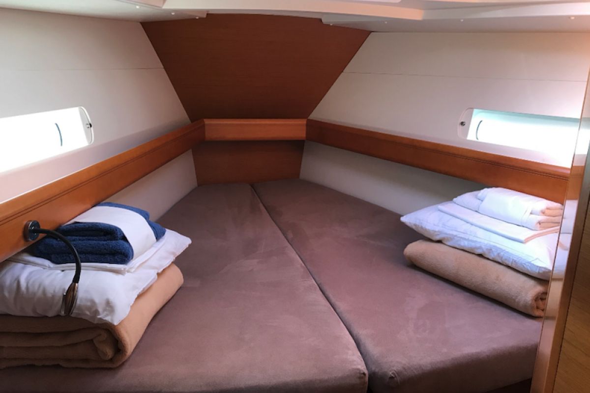 Cabin on Korinne, a Jeanneau Sun Odyssey 409 sailboat at Kontokali, Greece
