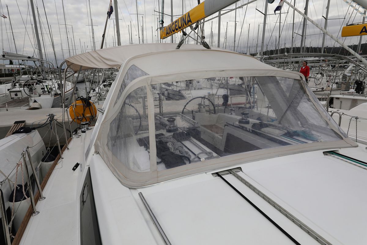 Salon of Zyntha, a Beneteau Oceanis 41 sailboat at Općina Sukošan, Croatia