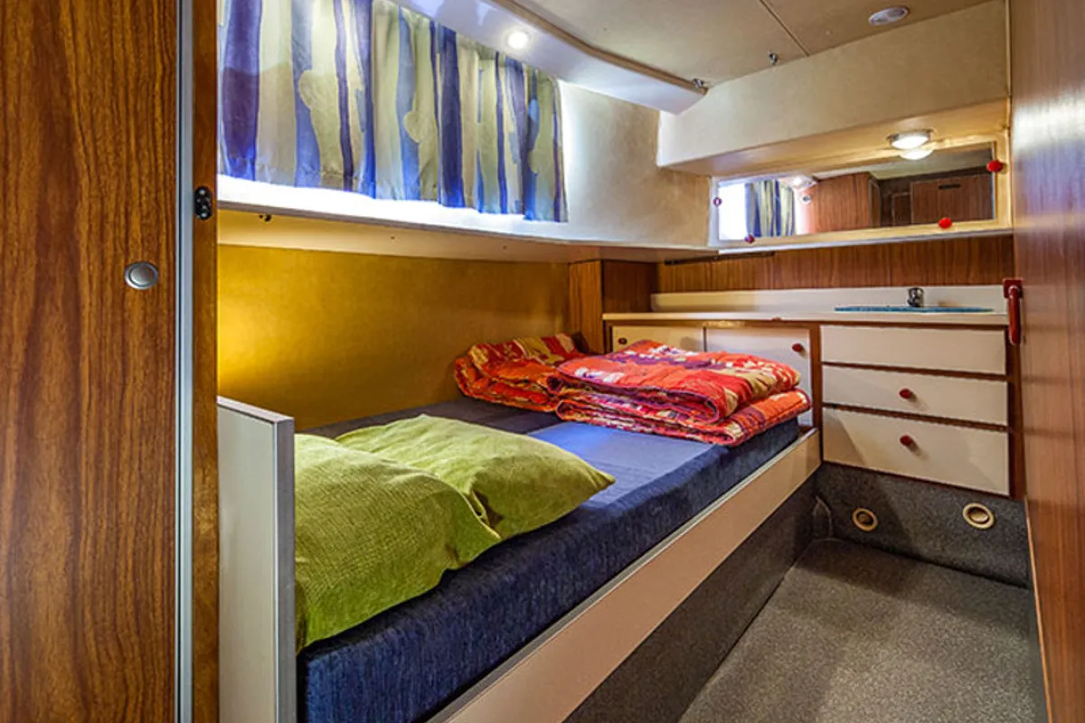 Cabin on 1260R-24, a Pénichette 1260 motorboat at Argens-Minervois, France