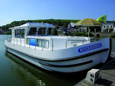 Deck of 1120R-11, a Pénichette 1120 motorboat at Cahors, France