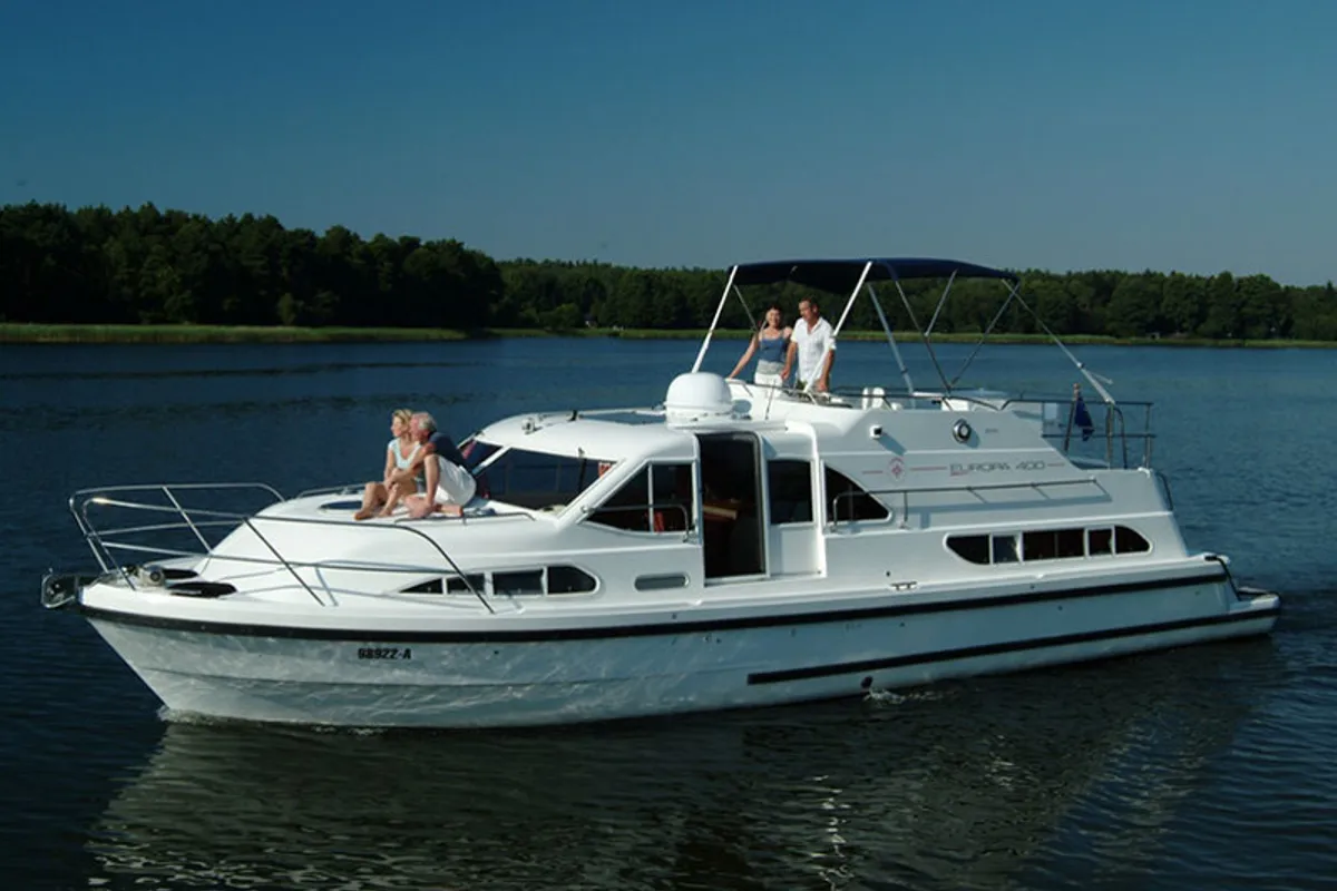 Exterior view of E400-26, a Pénichette Europa E.400 motorboat at Saint-Léger-sur-Dheune, France