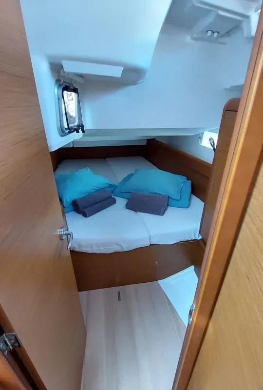 Cabin on Para Elli, a Jeanneau Sun Odyssey 419 sailboat at San Miguel de Abona, Spain